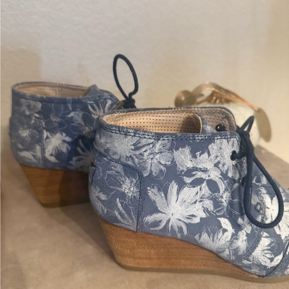 Toms Blue and White Floral Wedge  Ankle Booties - Picture 3 of 5